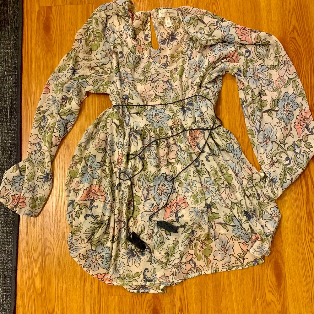 Jessica Simpson sheer maternity top